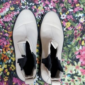 TOMS new cream and black dakota ankle boots, w 8.5